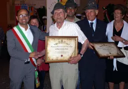 Agosto 2013, in occassione del conferimento della cittadinanza onoraria alla Brigata Alpina Taurinense, Giovanni  Fornero e il figlio Adriano ricevono ciascuno una targa in segno di riconoscenza dalla Città